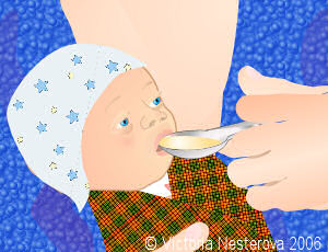 ребенка кормят молозивом из ложечки